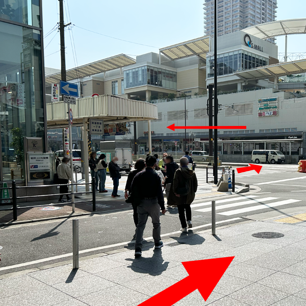 3. 横断歩道を渡りキューズモールに向かう交差点を渡ります。